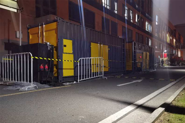 马鞍山柴油发电机组的输出电压是如何调节的？